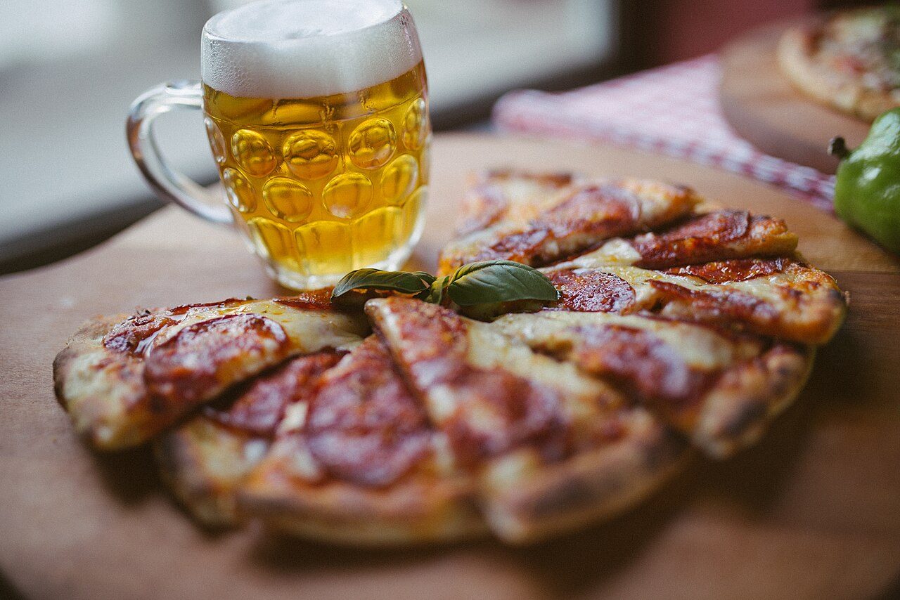 Pizza margherita e un boccale di birra