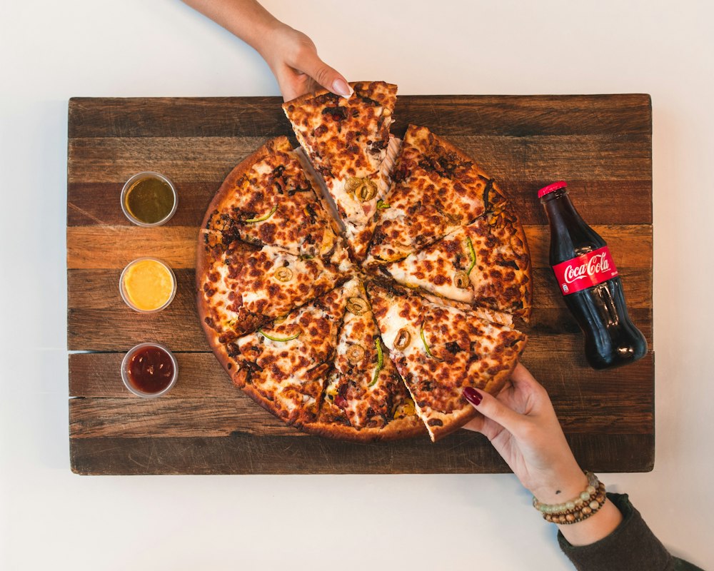 Pizza tagliata a spicchi pronta da condividere